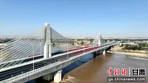 圖為靖遠(yuǎn)金灘黃河大橋航拍圖。靖遠(yuǎn)縣委宣傳部供圖