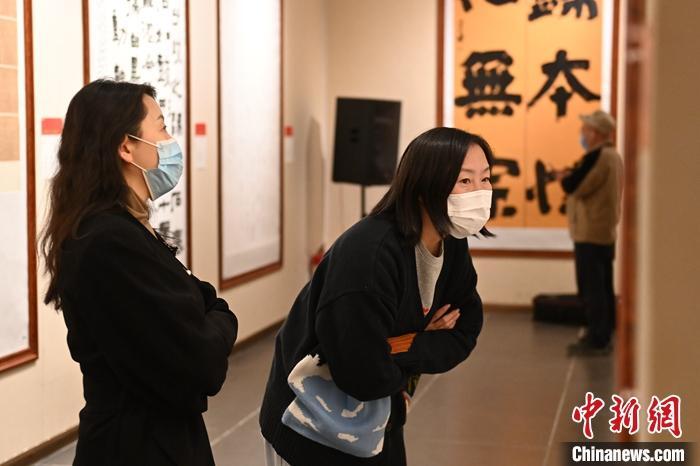 圖為甘肅蘭州，參展書法作品吸引參觀者。 中新社記者 李亞龍 攝