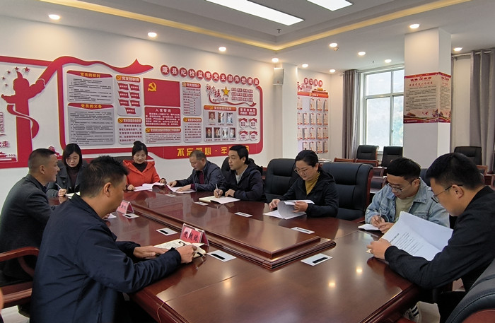 10月19日，康縣紀(jì)委監(jiān)委組織部分班子成員，辦公室、信訪室、案管室、審理室、紀(jì)檢監(jiān)察室等相關(guān)工作人員開展黨的二十大報告專題討論。.jpg