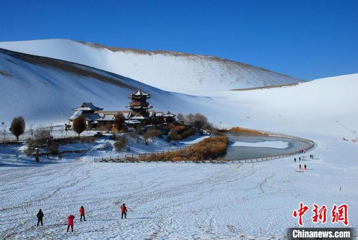 敦煌市鳴沙山月牙泉雪景如畫。(資料圖) 張曉亮 　攝