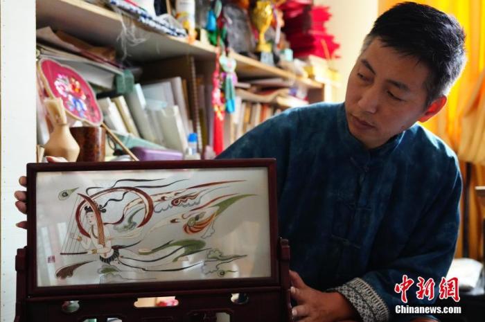 圖為劉云帆展示敦煌元素的刺繡作品。 中新社發(fā) 謝秉錫 攝