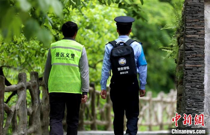 圖為民警背警務小包在轄區(qū)景區(qū)開展工作。(資料圖) 甘肅省公安廳供圖