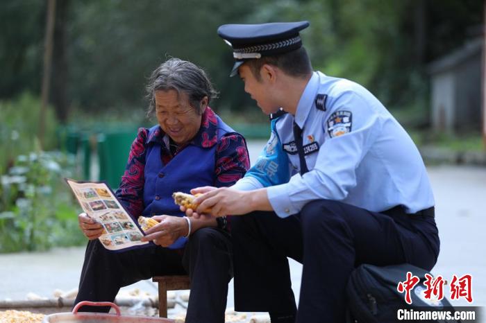 圖為民警背警務小包給民眾宣講政策。(資料圖) 甘肅省公安廳供圖
