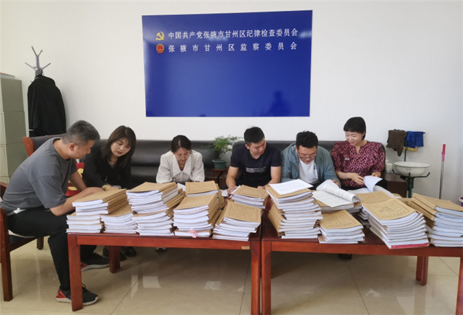 甘州區(qū)紀檢監(jiān)察干部會同財政、審計工作人員開展玉米制種款管理使用清查工作.jpg