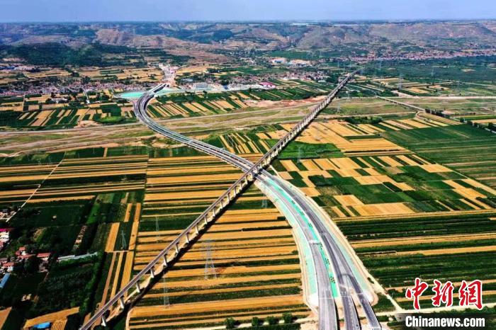 圖為甘肅境內的高速公路。(資料圖) 甘肅省交通運輸廳供圖