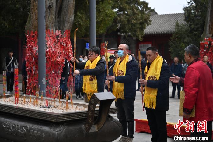 在甘肅天水市伏羲廟內(nèi)，參祭者雙手持香，祭拜人文始祖伏羲?！±顏嘄?攝