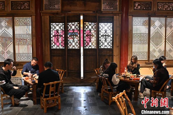 圖為甘肅天水市秦州區(qū)平南鎮(zhèn)蘇灣村民俗莊園內(nèi)的“圍爐煮茶”網(wǎng)紅打卡點。(資料圖) 李亞龍 攝