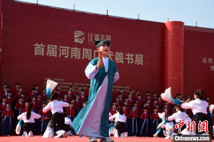 圖為學生們在開幕式上誦讀經(jīng)典。　梁照曾 攝