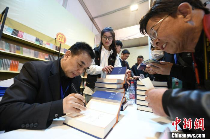 圖為作家王躍文現(xiàn)場簽名售書?！×赫赵?攝