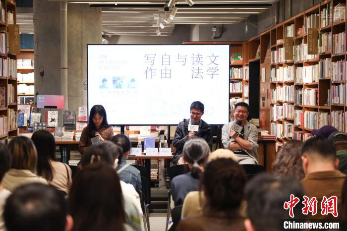 《至少還有文學(xué)》推出：在今天，我們?yōu)槭裁催€需要文學(xué)？