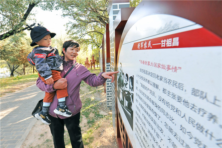 嘉峪關(guān)市紀委監(jiān)委通過實施“政治鑄廉、教育促廉、文化育廉、陣地助廉、監(jiān)督固廉”等“五廉”行動，深入推進新時代廉潔文化建設(shè)。圖為市民在迎賓湖絲路廉潔文化主題公園“勤廉楷模墻”接受廉潔文化教育。.jpg