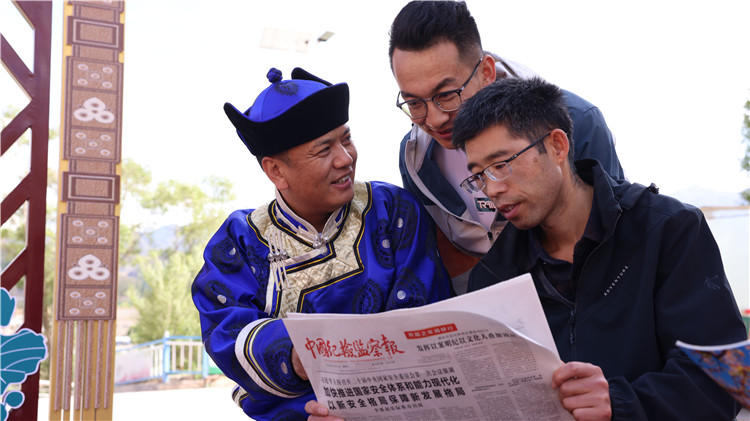 2023年6月8日，甘肅省張掖市肅南裕固族自治縣紅灣寺鎮(zhèn)紀委工作人員在一小區(qū)廉政文化主題廣場與社區(qū)居民拉家常，宣傳廉潔知識，共話廉潔文化.jpg