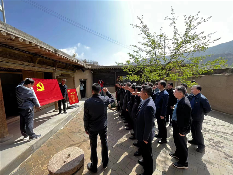 圖為臨夏州紀委監(jiān)委組織黨員干部在東鄉(xiāng)縣布塄溝黨史教育基地開展革命教育活動，賡續(xù)紅色血脈、汲取奮進力量、激發(fā)干事熱情。.png