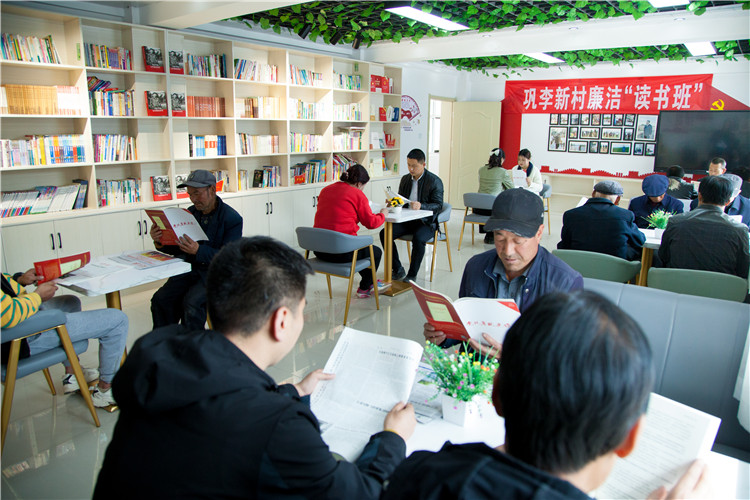 隴南市禮縣開展廉潔書籍進農(nóng)家書屋活動，圖為羅壩鎮(zhèn)鞏李新村舉辦的“廉潔讀書班”。.jpg