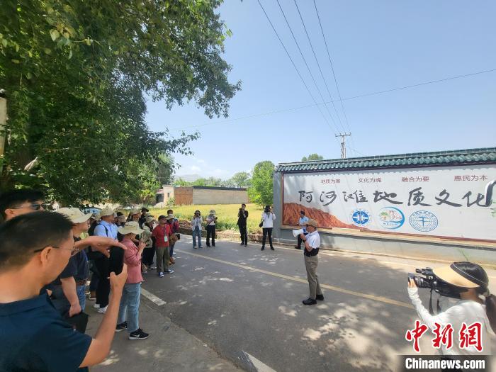 圖為中國(guó)地質(zhì)大學(xué)(北京)教授張緒教介紹村落情況?！『衍?攝