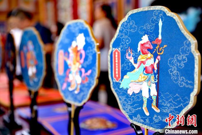 圖為唐卡延伸產(chǎn)品?！⊙Φ?攝
