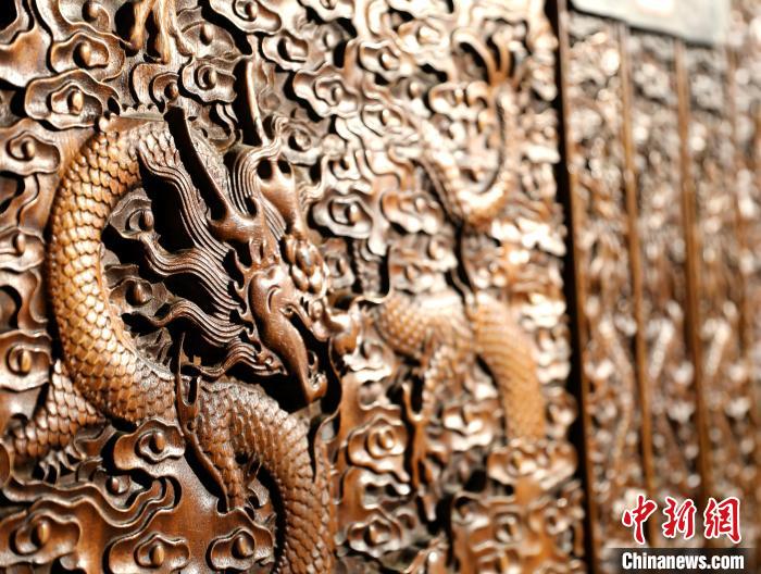 圖為青海永錄民俗博物館內(nèi)珍藏的中式家具細(xì)節(jié)展示?！⊙Φ?攝