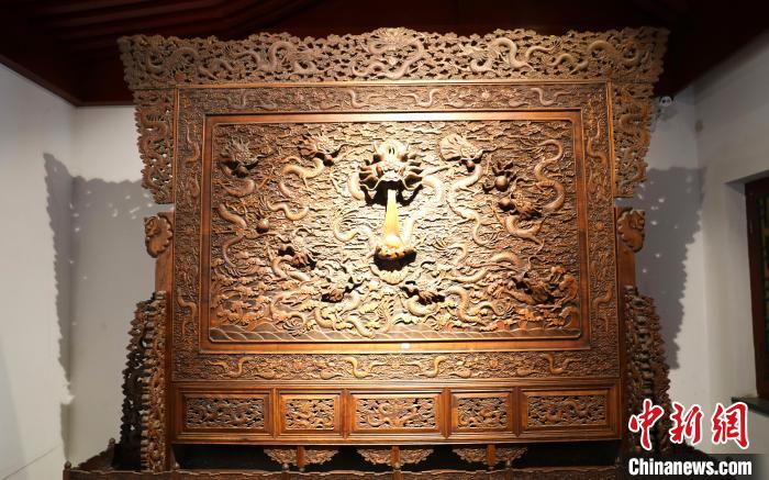 圖為青海永錄民俗博物館內(nèi)珍藏的中式家具?！⊙Φ?攝