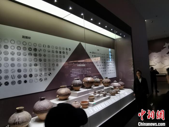 圖為河湟文化博物館展示的當(dāng)?shù)爻鐾敛侍盏募y飾類別?！?zhí)砀?攝