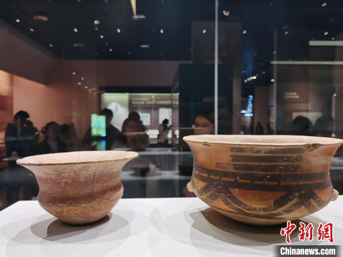 圖為河湟文化博物館展陳的陶器?！?zhí)砀?攝