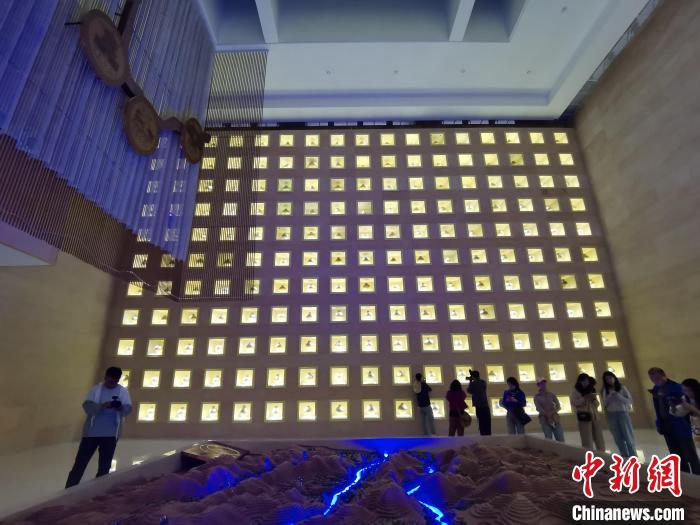 圖為河湟文化博物館序廳的左右彩陶墻放置的374件彩陶?！?zhí)砀?攝