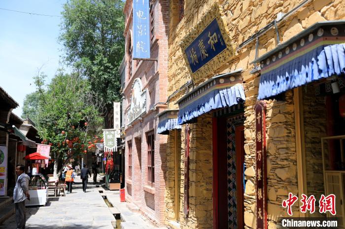 圖為平安驛·河湟民俗文化體驗(yàn)地的門店。　薛蒂 攝