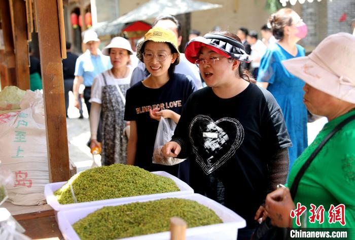圖為民眾購買青海特色小吃?！⊙Φ?攝