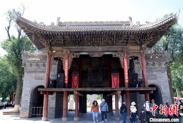圖為平安驛·河湟民俗文化體驗(yàn)地的戲樓?！⊙Φ?攝