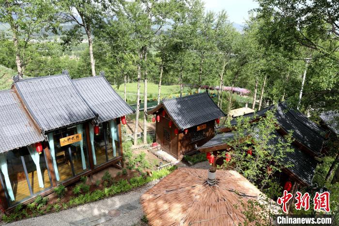 圖為景區(qū)內(nèi)依山而建的民宿?！⊙Φ?攝