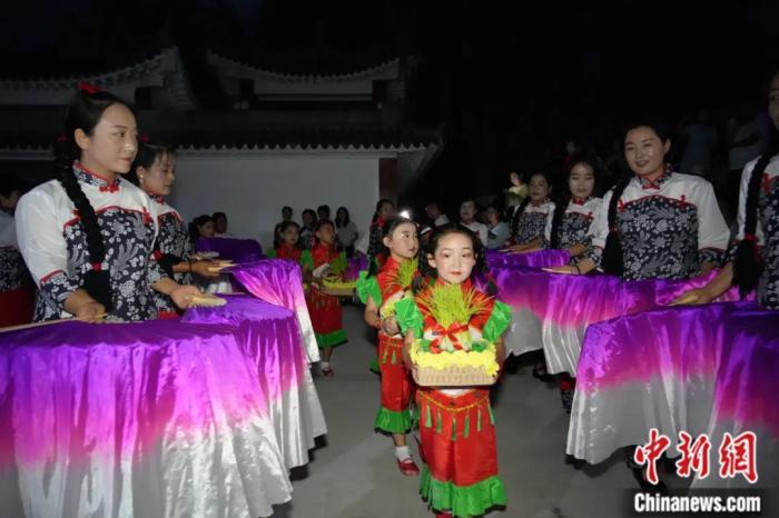 甘肅省西和縣姜席鎮(zhèn)晚霞湖畔，當(dāng)?shù)孛耖g舉行盛大的乞巧儀式。魏朵朵 攝