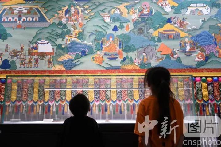 圖為觀眾參觀唐卡《涼州會(huì)盟》。 中新社記者 戴文昌 攝