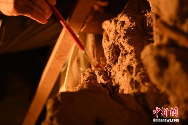 8月25日，文物修復(fù)師牟常有進(jìn)行文物修復(fù)工作。