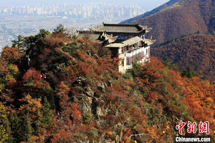 深秋，位于蘭州市榆中縣的興隆山，漫山遍野成五彩顏色。張?zhí)鞂?攝