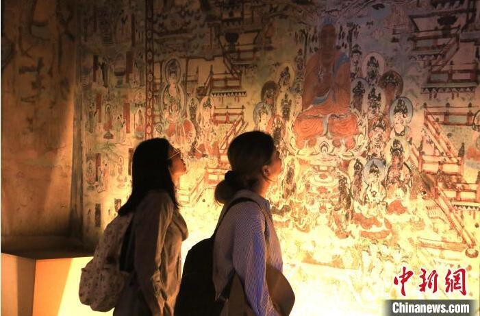 2023年8月27日，游客在甘肅省敦煌市博物館參觀文物展。張曉亮 攝(資料圖)