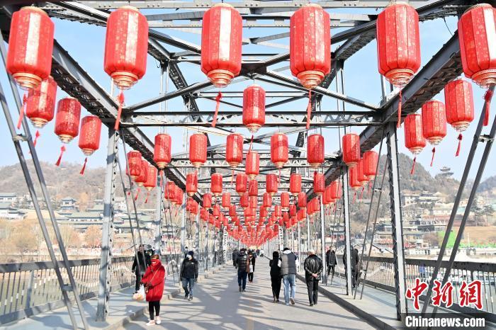 1月30日，裝扮一新的中山橋為即將到來的新春佳節(jié)增添節(jié)日氛圍。九美旦增 攝</p><p>