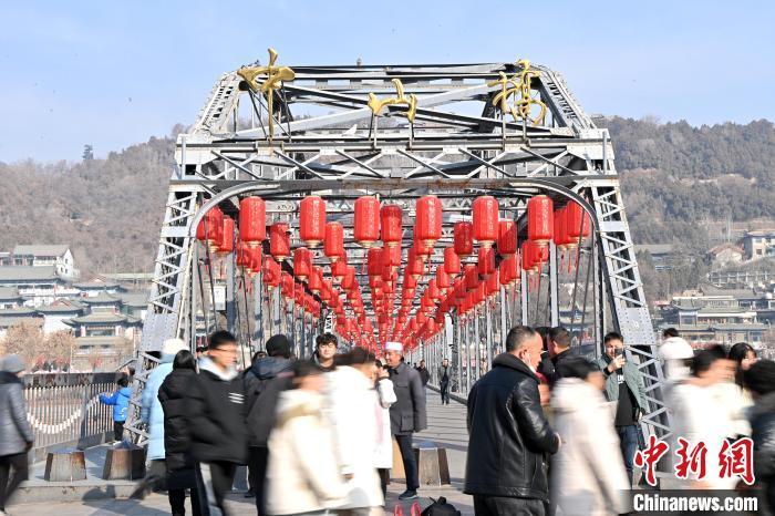 1月30日，裝扮一新的中山橋為即將到來的新春佳節(jié)增添節(jié)日氛圍。九美旦增攝</p><p>