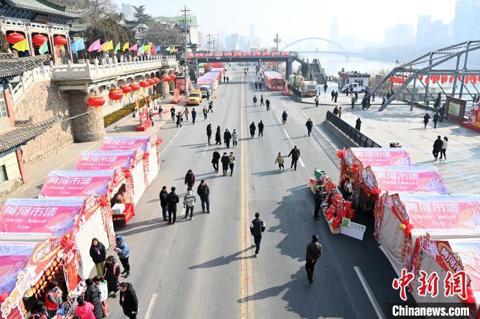 1月30日，蘭州黃河畔的年貨集市吸引顧客選購年貨。九美旦增 攝</p><p>