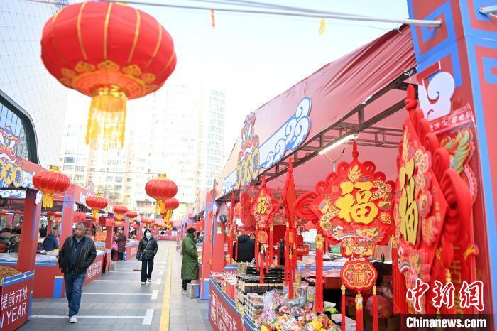 1月30日，蘭州街頭琳瑯滿目的年貨吸引顧客選購。九美旦增 攝</p><p>