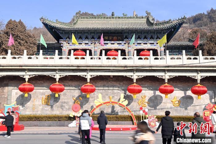1月30日，裝扮一新的蘭州白塔山公園節(jié)日氛圍濃厚。九美旦增 攝</p><p>