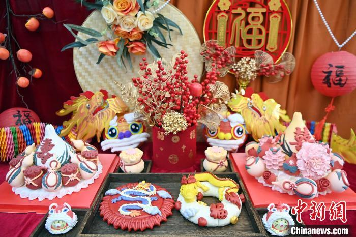 1月25日，春節(jié)臨近，蘭州一花饃店“龍”元素花饃熱銷。圖為展出的“龍”元素花饃。九美旦增 攝