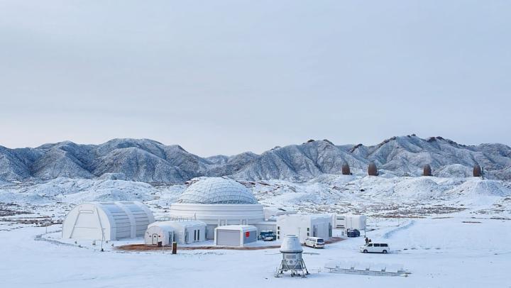 2023年12月14日拍攝的甘肅省金昌市“火星1號基地”雪后景象。新華社發(fā)(李婷 攝)