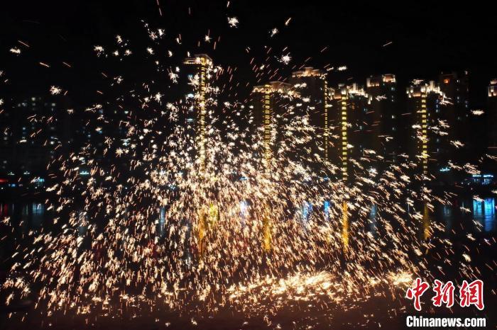 “過年打鐵花”是臨夏州永靖縣的民俗傳統(tǒng)。這項(xiàng)民俗表演，其實(shí)有著硬核技術(shù)作支撐，那就是入選國家級非遺的“永靖王氏生鐵冶鑄技藝”。侯奇志 攝</p>
<p>