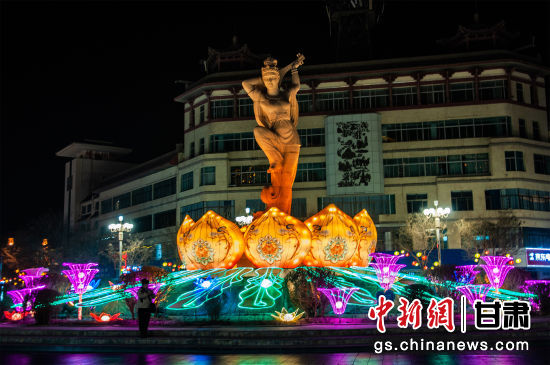 2024年春節(jié)期間，敦煌市中心盤旋路上的反彈琵琶燈組。王斌銀 攝