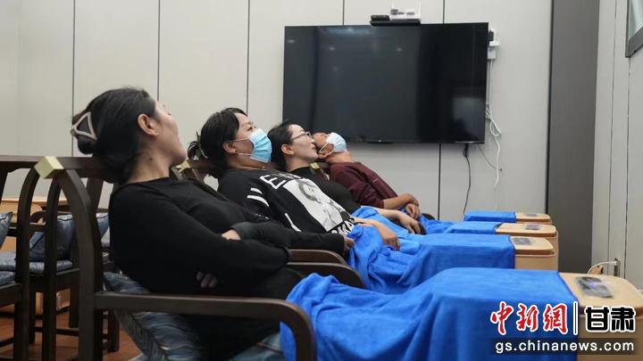 圖為當(dāng)?shù)鼐用耋w驗(yàn)藏醫(yī)院診療。卓瑪草 攝