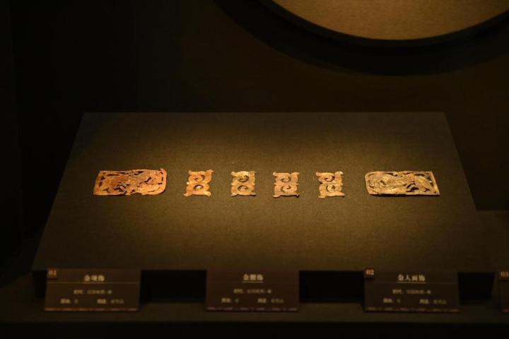 張家川縣馬家塬車(chē)輿博物館展陳的馬家塬遺址出土的金項(xiàng)飾、金腰飾、金人畫(huà)飾等。李亞龍 攝　　