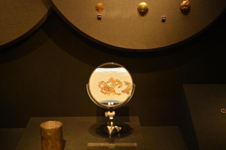 張家川縣馬家塬車(chē)輿博物館展陳的馬家塬遺址出土的金飾。李亞龍 攝　