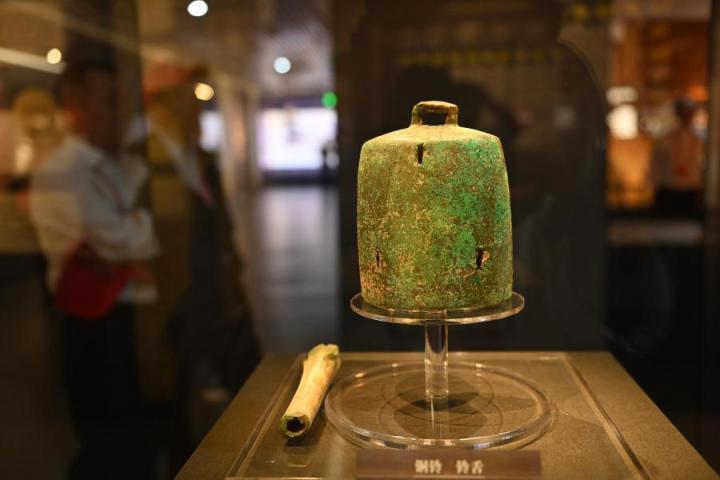 張家川縣馬家塬車(chē)輿博物館展陳的馬家塬遺址出土的銅鈴。李亞龍 攝