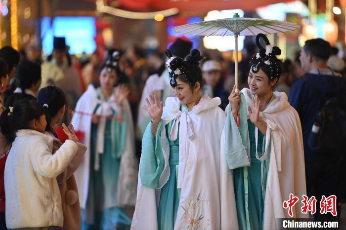 圖為街區(qū)人員著傳統(tǒng)服飾與游人互動(dòng)。李亞龍 攝</p>
<p>