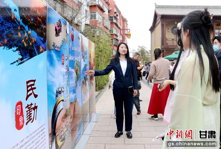 3月下旬，民勤縣在天水啟漢樓廣場舉行推介會，宣傳本地旅游資源和農(nóng)特優(yōu)產(chǎn)品。圖為工作人員向游客介紹民勤自然風(fēng)光、歷史文化。馬愛彬 攝