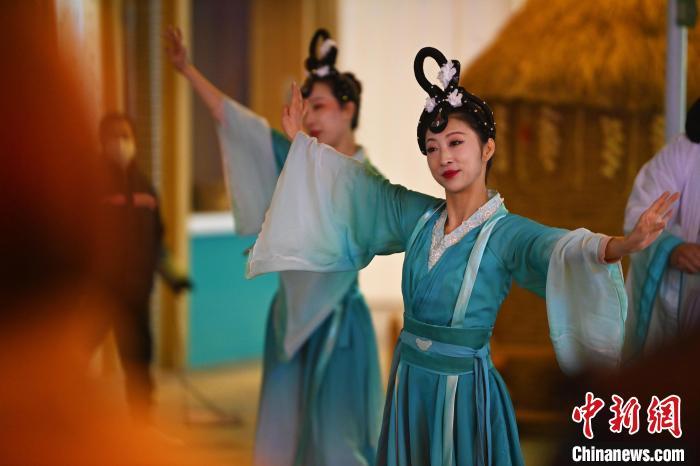 圖為工作人員進(jìn)行舞蹈表演。李亞龍 攝</p><p>